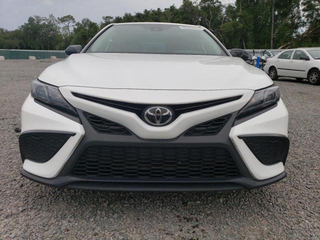 4T1T11AK6PU112803 - 2023 TOYOTA CAMRY SE NIGHT SHADE WHITE photo 5