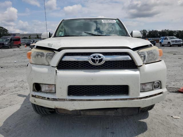 JTEZU5JR3B5026048 - 2011 TOYOTA 4RUNNER SR5 WHITE photo 5