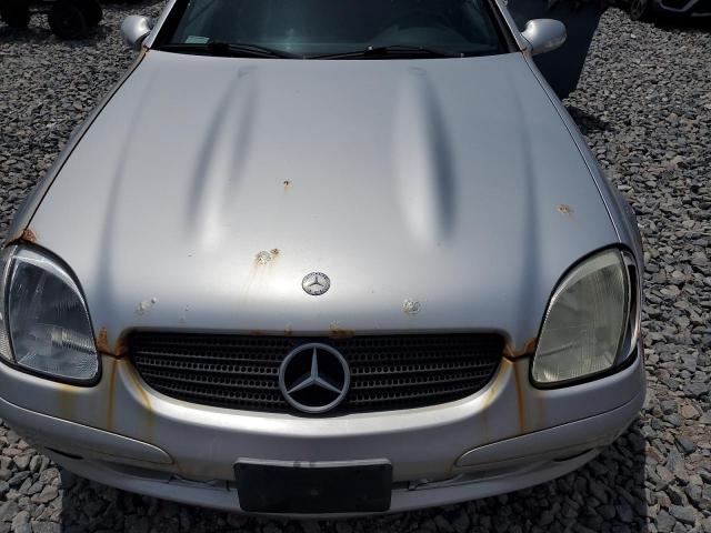 WDBKK65F11F206993 - 2001 MERCEDES-BENZ SLK 320 银色 照片 11