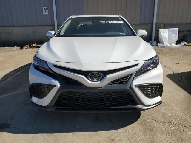 4T1G11AK2PU817745 - 2023 TOYOTA CAMRY SE NIGHT SHADE WHITE photo 5