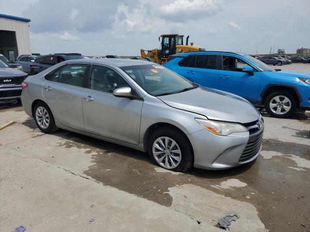 4T1BF1FK0HU323535 - 2017 TOYOTA CAMRY LE 银色 照片 4