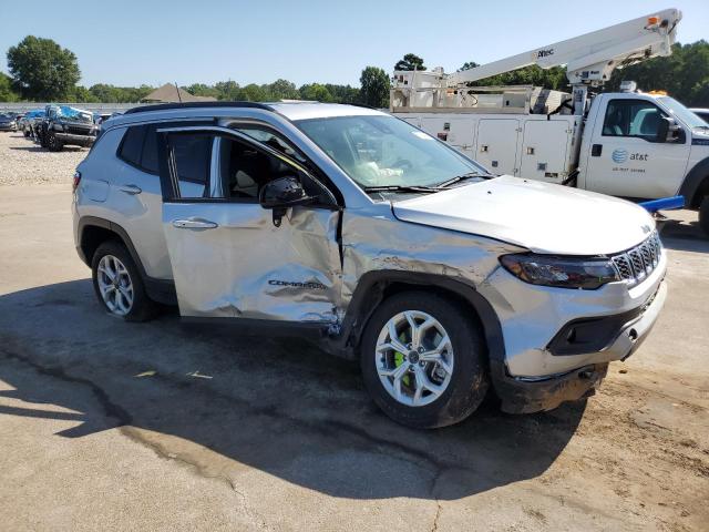 3C4NJDBN5ST527637 - 2025 JEEP COMPASS LATITUDE Argent photo 4