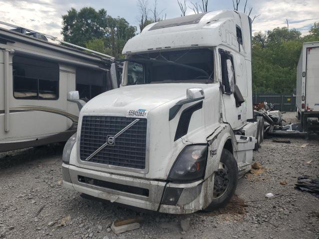 4V4NC9EH8KN902597 - 2019 VOLVO VN VNL WHITE photo 2