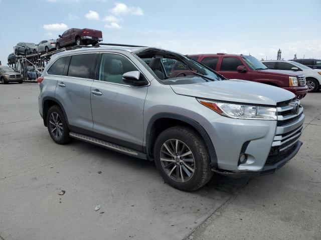 5TDKZRFHXKS570071 - 2019 TOYOTA HIGHLANDER SE GRAY photo 4