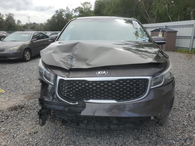 KNDMB5C15H6241204 - 2017 KIA SEDONA LX GRAY photo 5