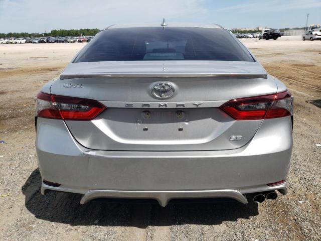 4T1T11AK5MU524027 - 2021 TOYOTA CAMRY SE SILVER photo 6