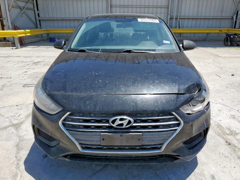 3KPC24A32JE010755 - 2018 HYUNDAI ACCENT SE Schwarz Foto 5