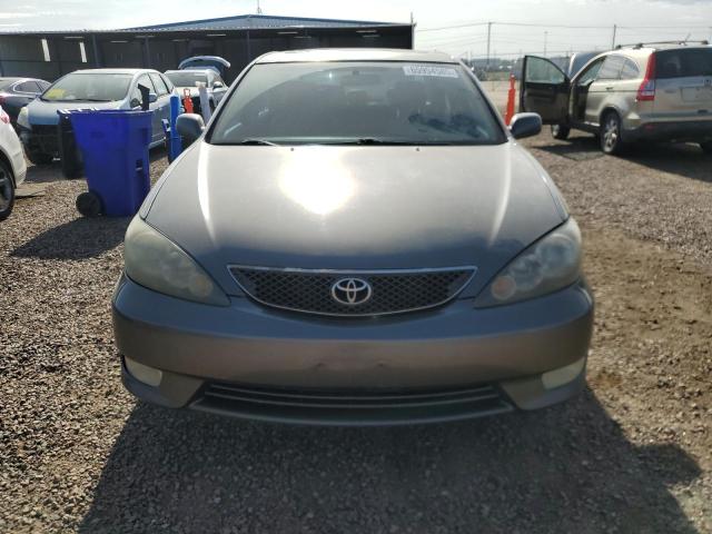 4T1BA32K15U067157 - 2005 TOYOTA CAMRY SE GRAY photo 5