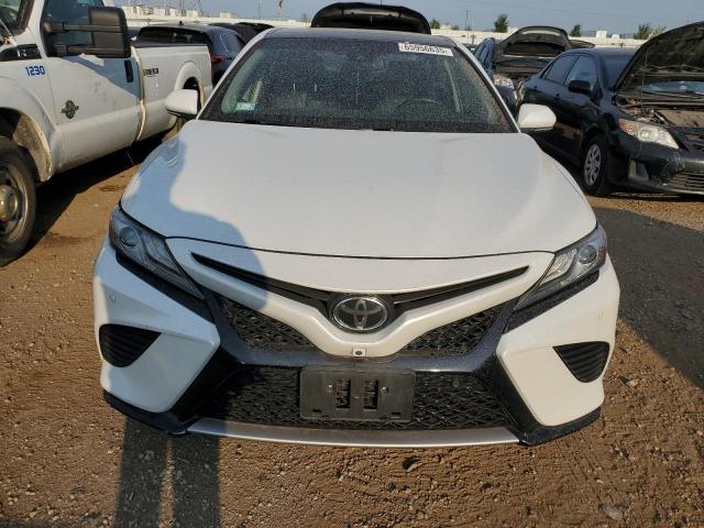 4T1BZ1HK3JU004219 - 2018 TOYOTA CAMRY XSE WHITE photo 5