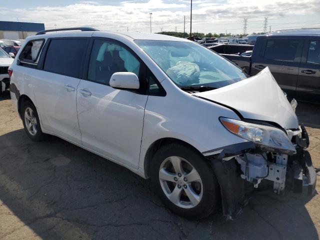 5TDKK3DCXGS742079 - 2016 TOYOTA SIENNA LE WHITE photo 4