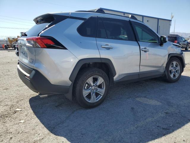 4T3RWRFV3NU072312 - 2022 TOYOTA RAV4 XLE ვერცხლისფერი ფოტო 3