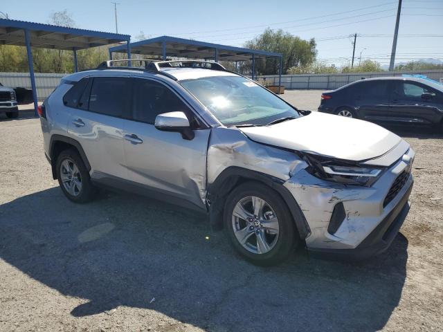 4T3RWRFV3NU072312 - 2022 TOYOTA RAV4 XLE ვერცხლისფერი ფოტო 4