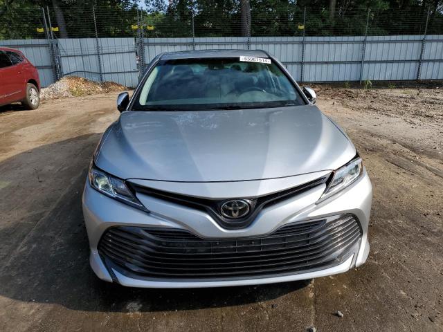 4T1B11HK0JU122543 - 2018 TOYOTA CAMRY L SILVER photo 5