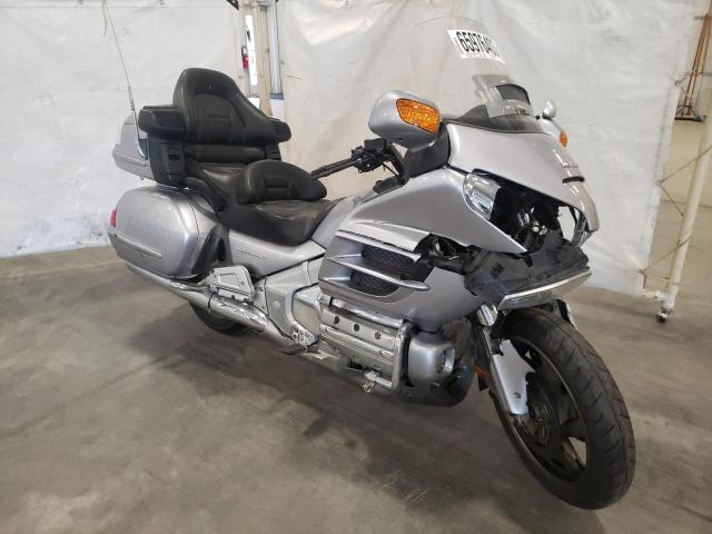 1HFSC47G89A802500 - 2009 HONDA GL1800 SILVER photo 1