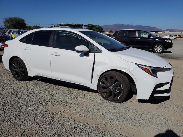 5YFP4MCE3SP233574 - 2025 TOYOTA COROLLA SE თეთრი ფოტო 4