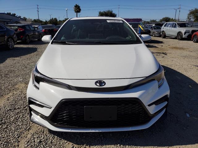 5YFP4MCE3SP233574 - 2025 TOYOTA COROLLA SE თეთრი ფოტო 5