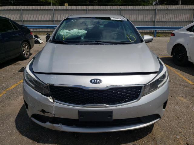 3KPFL4A74JE257112 - 2018 KIA FORTE LX SILVER photo 5