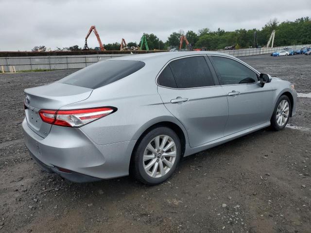 4T1B11HK1JU579135 - 2018 TOYOTA CAMRY L SILVER photo 3