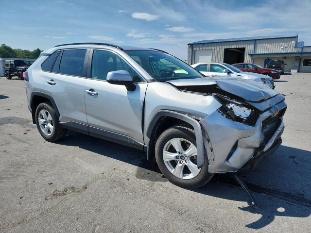 JTMP1RFV3KJ009369 - 2019 TOYOTA RAV4 XLE 银色 照片 4