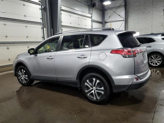 JTMBFREV0JD253927 - 2018 TOYOTA RAV4 LE Argent photo 2