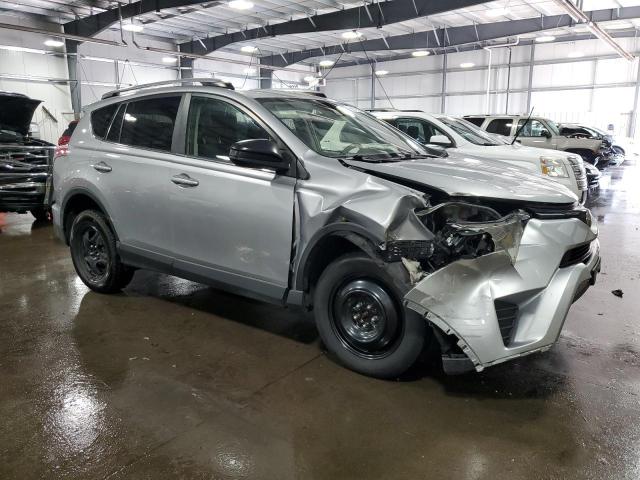 JTMBFREV0JD253927 - 2018 TOYOTA RAV4 LE Argent photo 4