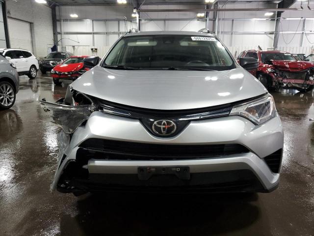 JTMBFREV0JD253927 - 2018 TOYOTA RAV4 LE Argent photo 5