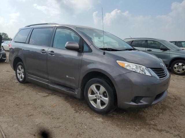 5TDKK3DC6DS305613 - 2013 TOYOTA SIENNA LE ნაცრისფერი ფოტო 4