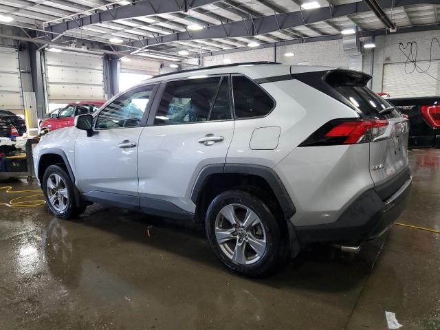 2T3P1RFV4NW310710 - 2022 TOYOTA RAV4 XLE SILVER photo 2