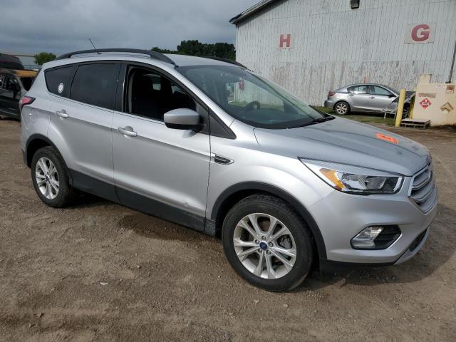 1FMCU0GD4JUD27825 - 2018 FORD ESCAPE SE Silber Foto 4