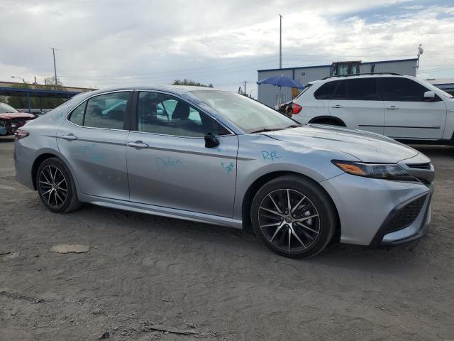 4T1G11AKXPU165957 - 2023 TOYOTA CAMRY SE NIGHT SHADE SILVER photo 4