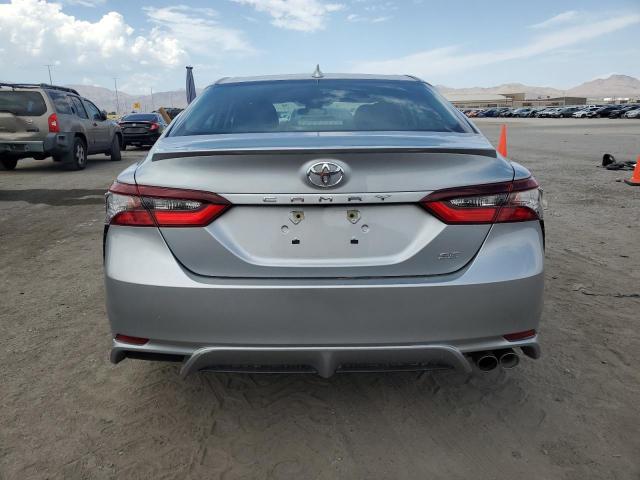 4T1G11AKXPU165957 - 2023 TOYOTA CAMRY SE NIGHT SHADE SILVER photo 6