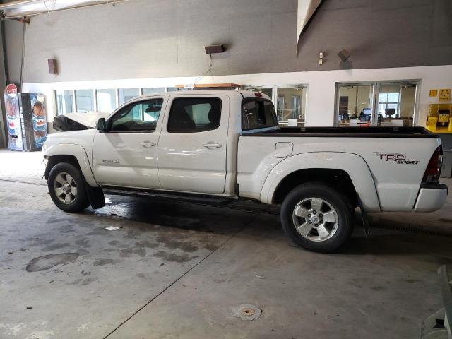 3TMMU4FN9DM062192 - 2013 TOYOTA TACOMA DOUBLE CAB LONG BED WHITE photo 2