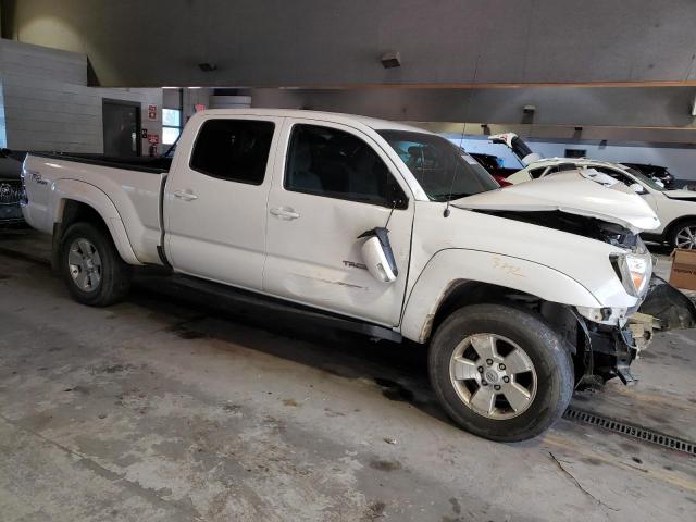 3TMMU4FN9DM062192 - 2013 TOYOTA TACOMA DOUBLE CAB LONG BED WHITE photo 4