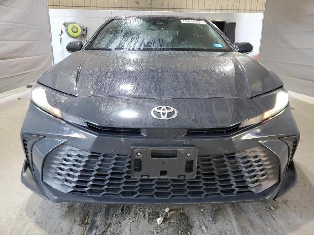 4T1DBADK6SU000654 - 2025 TOYOTA CAMRY XSE ნაცრისფერი ფოტო 5