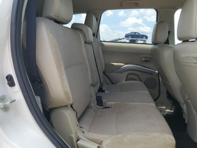 JA4JT3AW2BU038142 - 2011 MITSUBISHI OUTLANDER SE WHITE photo 11