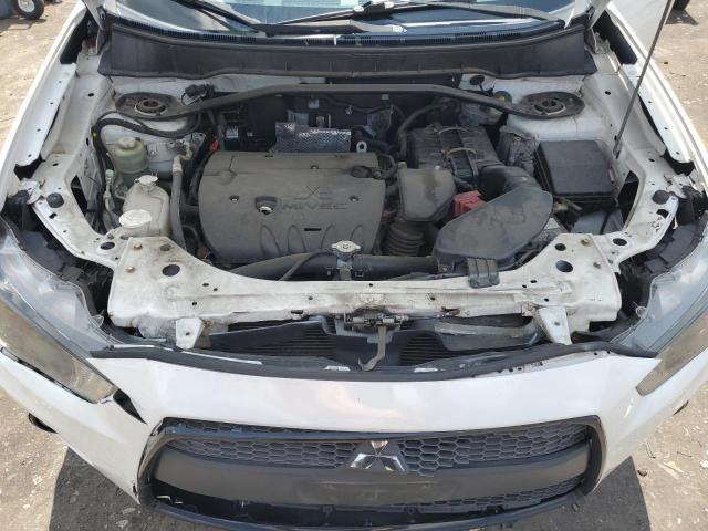 JA4JT3AW2BU038142 - 2011 MITSUBISHI OUTLANDER SE WHITE photo 12