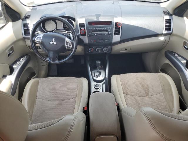 JA4JT3AW2BU038142 - 2011 MITSUBISHI OUTLANDER SE WHITE photo 8