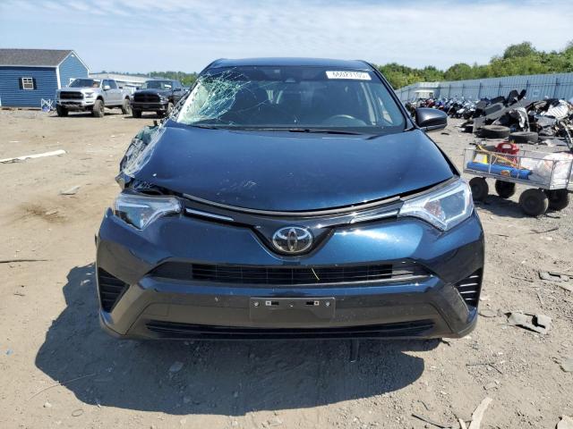 JTMBFREV1JJ246809 - 2018 TOYOTA RAV4 LE Blau Foto 5