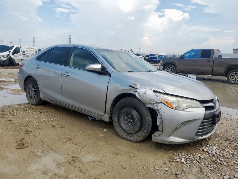 4T4BF1FKXFR500174 - 2015 TOYOTA CAMRY LE SILVER photo 4