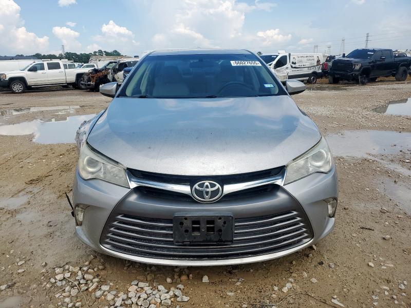 4T4BF1FKXFR500174 - 2015 TOYOTA CAMRY LE SILVER photo 5