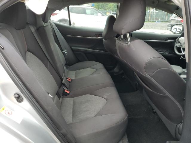 4T1B11HK1JU035623 - 2018 TOYOTA CAMRY L 银色 照片 10