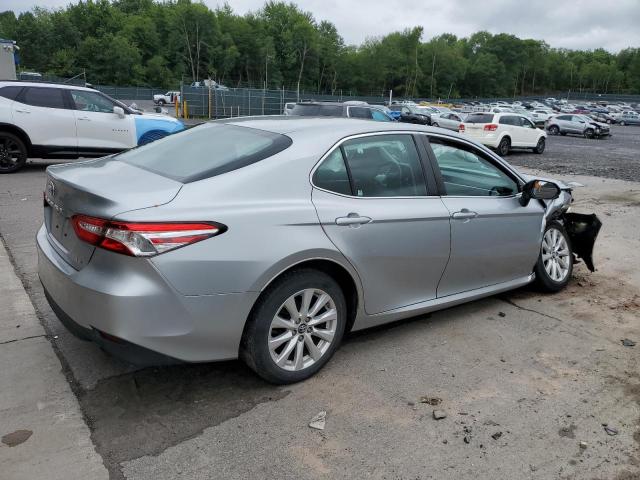 4T1B11HK1JU035623 - 2018 TOYOTA CAMRY L 银色 照片 3