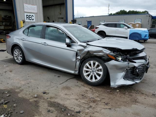 4T1B11HK1JU035623 - 2018 TOYOTA CAMRY L 银色 照片 4