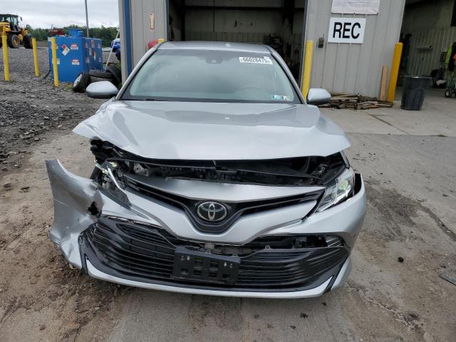 4T1B11HK1JU035623 - 2018 TOYOTA CAMRY L 银色 照片 5