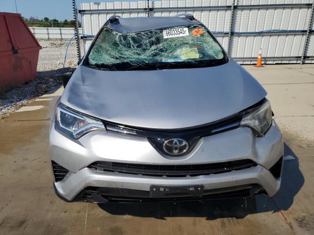 2T3ZFREV3JW518356 - 2018 TOYOTA RAV4 LE 银色 照片 5