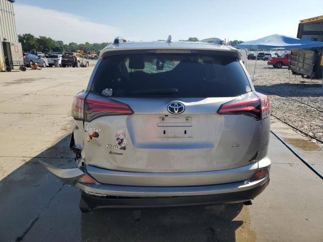 2T3ZFREV3JW518356 - 2018 TOYOTA RAV4 LE 银色 照片 6