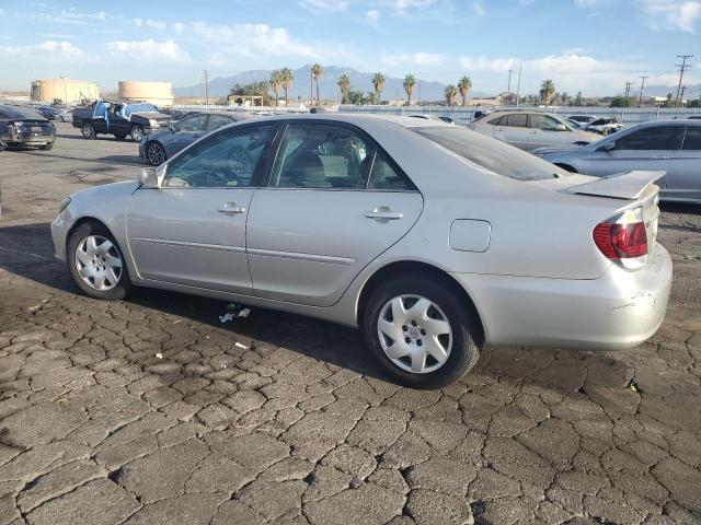 4T1BE32K15U051609 - 2005 TOYOTA CAMRY LE SILVER photo 2