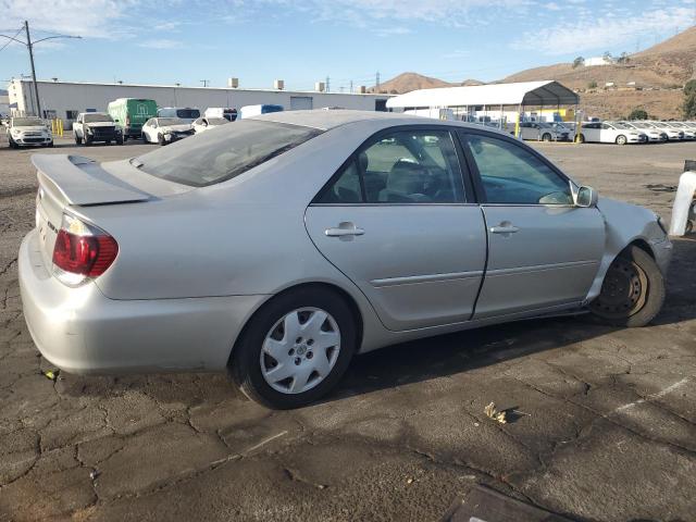 4T1BE32K15U051609 - 2005 TOYOTA CAMRY LE SILVER photo 3