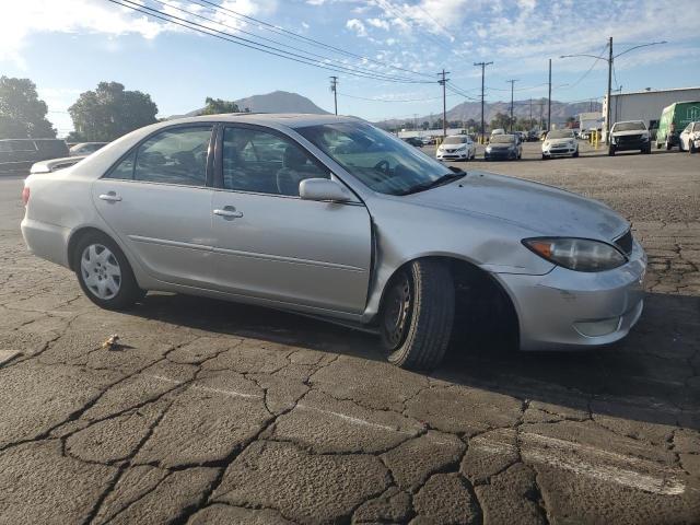 4T1BE32K15U051609 - 2005 TOYOTA CAMRY LE SILVER photo 4