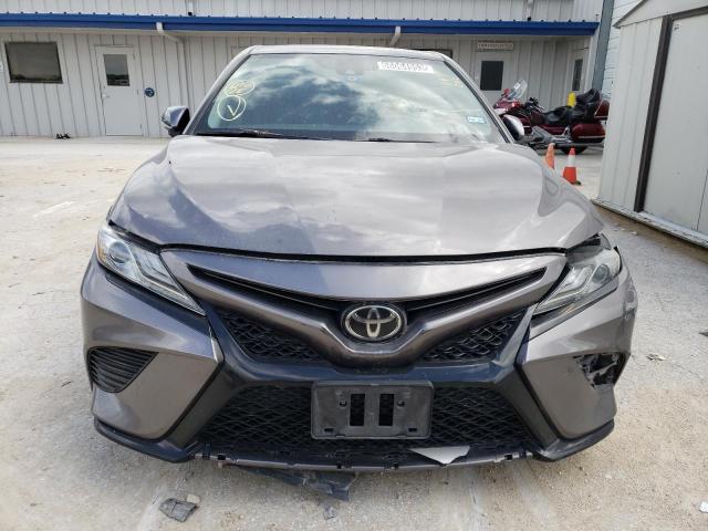 4T1B61HK8KU697282 - 2019 TOYOTA CAMRY XSE GRAY photo 5